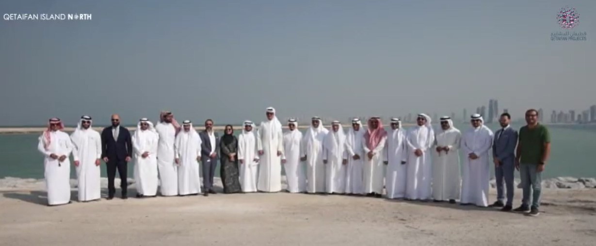 جانب من زيارة وفد اللجنة الوطنية العقارية باتحاد الغرف السعودية لموقع الإنشاءات في جزيرة قطيفان