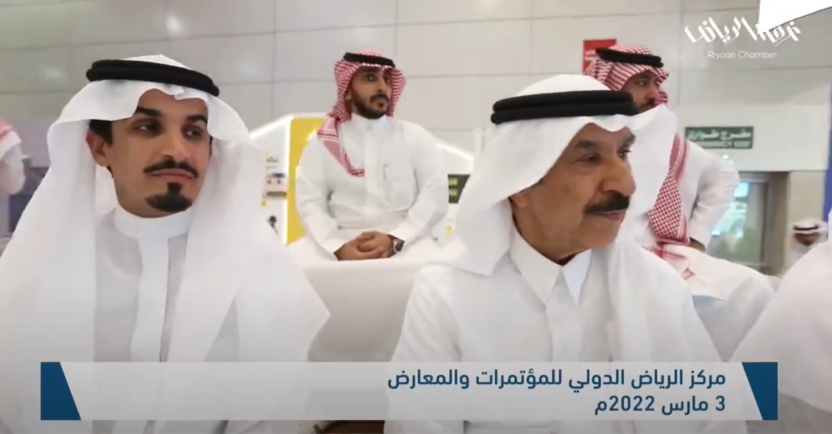 جانب من الجلسات التوعوية التي نظمتها اللجنة العقارية بجناح غرفة الرياض في معرض ريستاتكس الرياض 2022